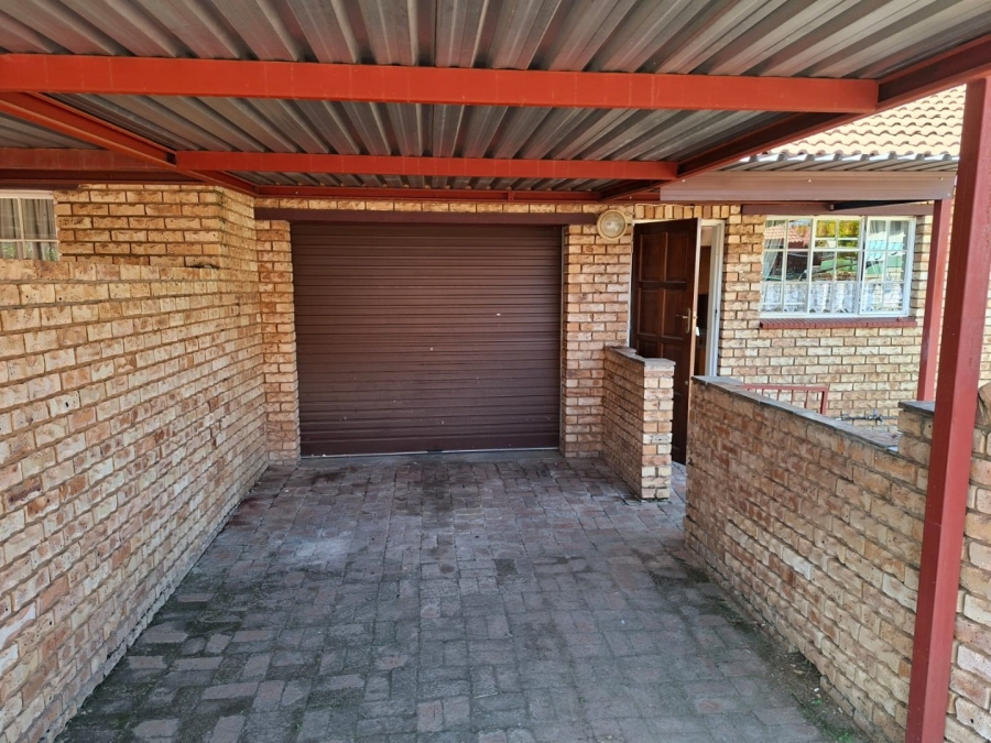 To Let 3 Bedroom Property for Rent in La Hoff North West